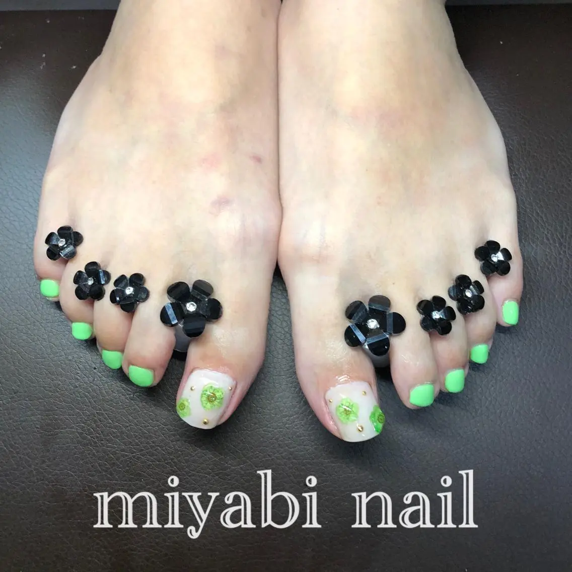 ネイル アートネイル フラワーネイル フットネイル グリーン 夏ネイル フットネイル miyabi nail 桂川駅近くのネイルデザイン