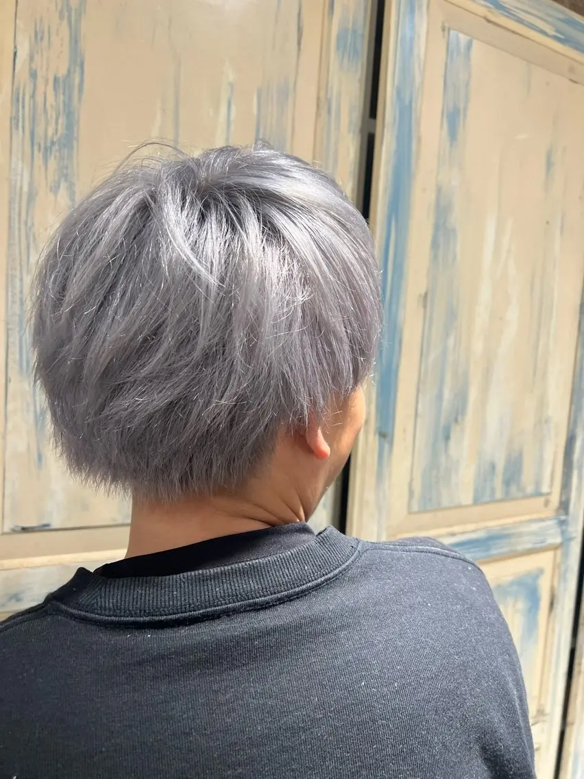 カラー メンズ メンズブリーチ メンズショート ブリーチ シルバー たけかわ みずきのヘアスタイル