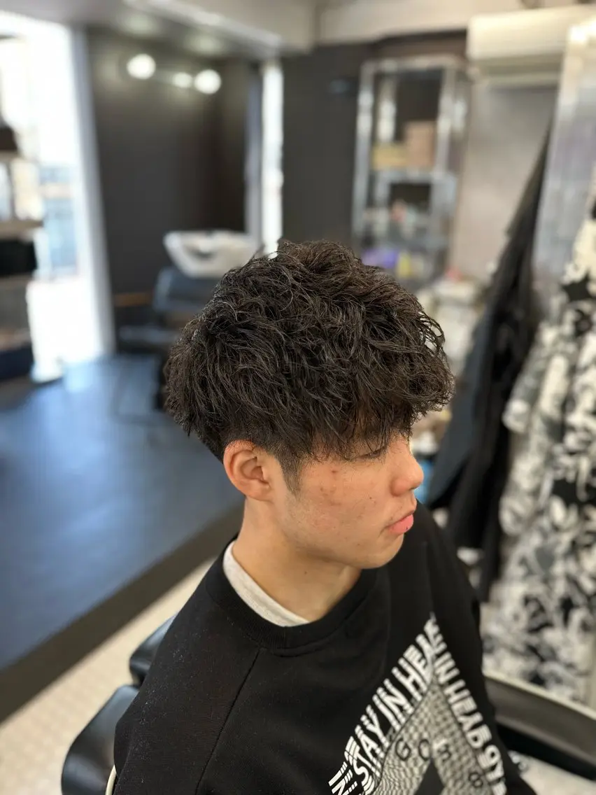 パーマ メンズ ミディアム ミディアムパーマ メンズバレイヤージュ メンズブリーチ ビジネス センターパート カット パーマ メンズ専門美容室 /久徳大輝のヘアスタイル