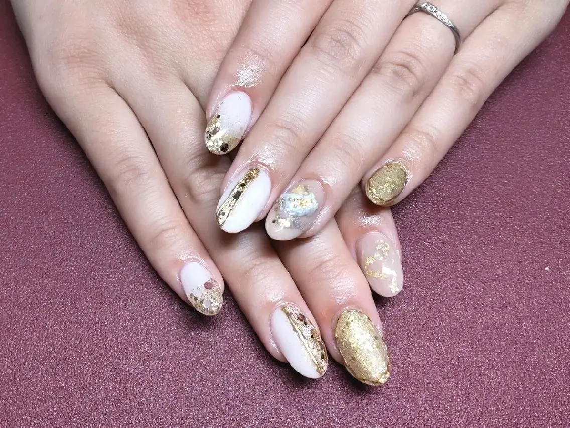 ネイル セミロング 長さ出し ジェルネイル ゴールド キラキラネイル ニュアンスネイル T&A nailのネイルデザイン