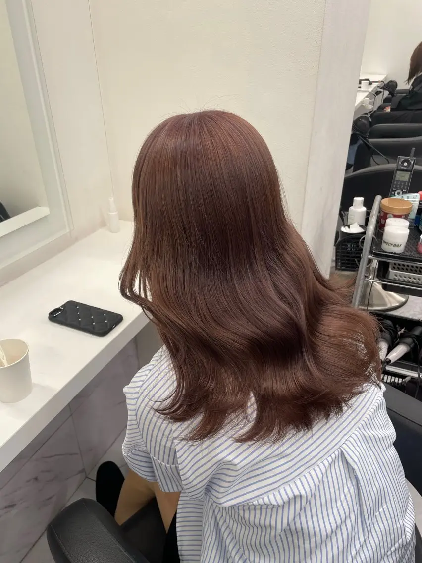 ミディアム カラー グレージュ ピンクカラー 抜け感レイヤー︴ ニュアンスカラーのヘアスタイル