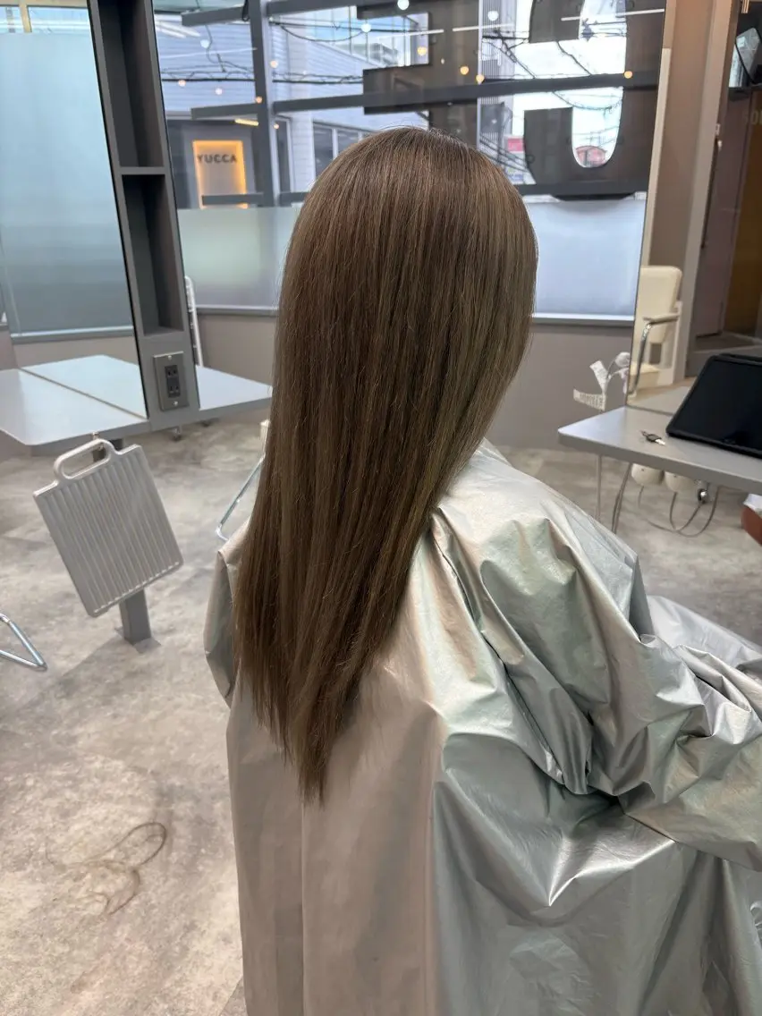 ロング カラー ブリーチ グレージュ 比嘉 翔太のヘアスタイル