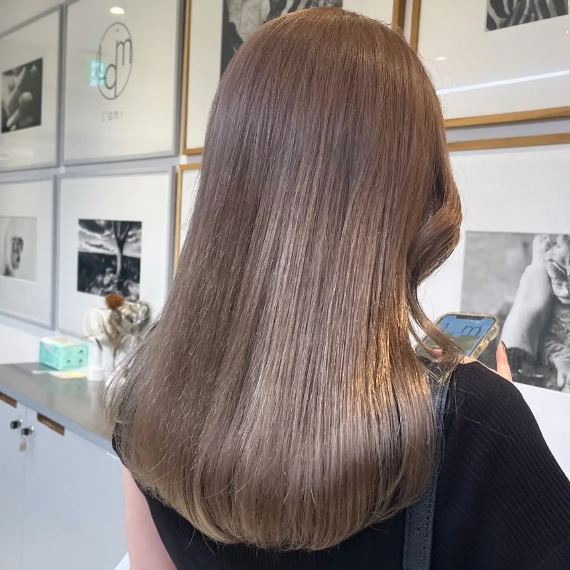 セミロング カラー ベージュカラー ブラウンカラー ブラウンベージュ フォギーベージュ ミルクティーベージュ カット ヘアカラー トリートメント ヘッドスパ ヘアセット カジュアルを女っぽく 𝗮𝘆𝗮𝗰𝗼のヘアスタイル
