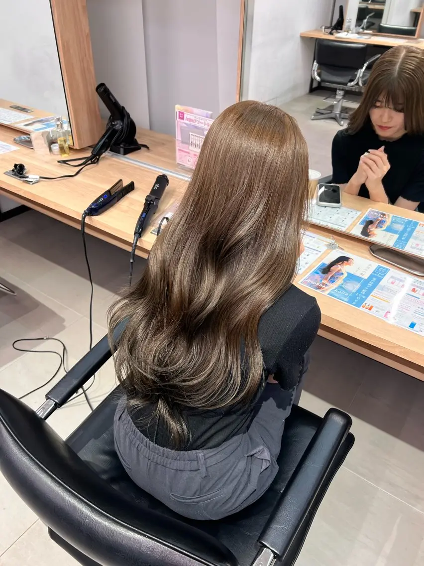 ロング カラー ヘアカラー トリートメント うるぷるカラー 🤍 Naanoのヘアスタイル