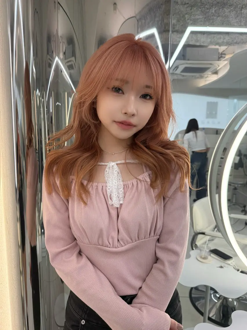 セミロング カラー レイヤーカット ハイトーンボブ Mizuki.のヘアスタイル