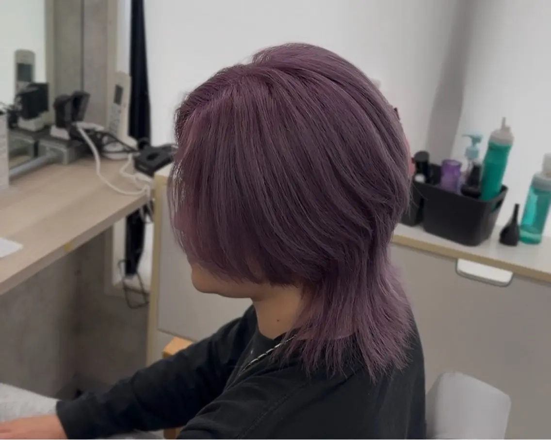 カラー メンズ メンズブリーチ センターパート フェザーパーマ メンズハイトーン メンズ韓国風 ウルフカット特化/ メンズハイトーン哲太のヘアスタイル
