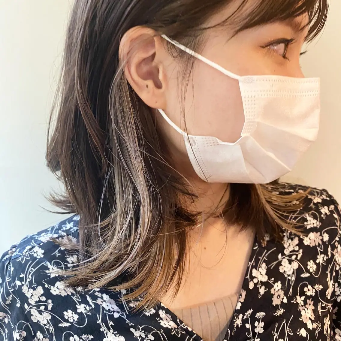 ミディアム カラー パーマ ヘアアレンジ ベージュカラー シルバー ウルフカット モデル募集中!ミカのヘアスタイル