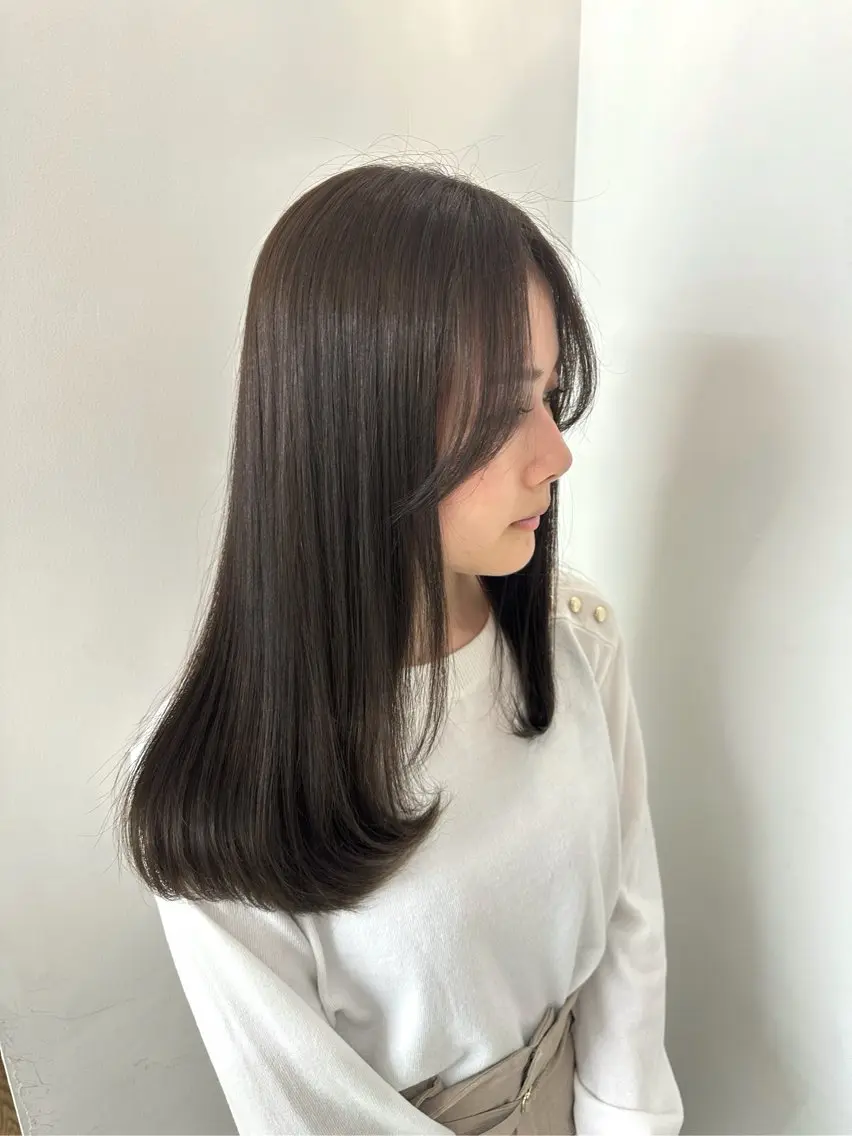 ロング カラー 透明感カラー ダークグレー ダークグレージュ グレージュ ヘアカラー トリートメント 安丸 結夏のヘアスタイル