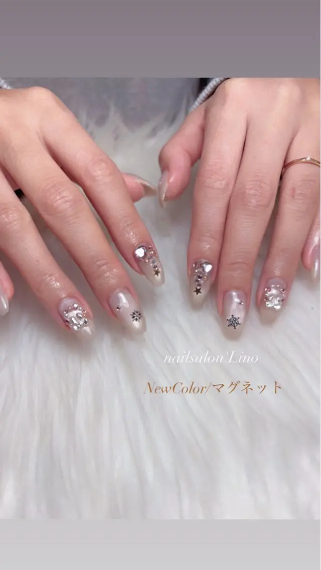 ネイル マグネットネイル ホワイト 冬ネイル クリスマス ハンドネイル Lino𓂃⟡.· Chizuruのネイルデザイン