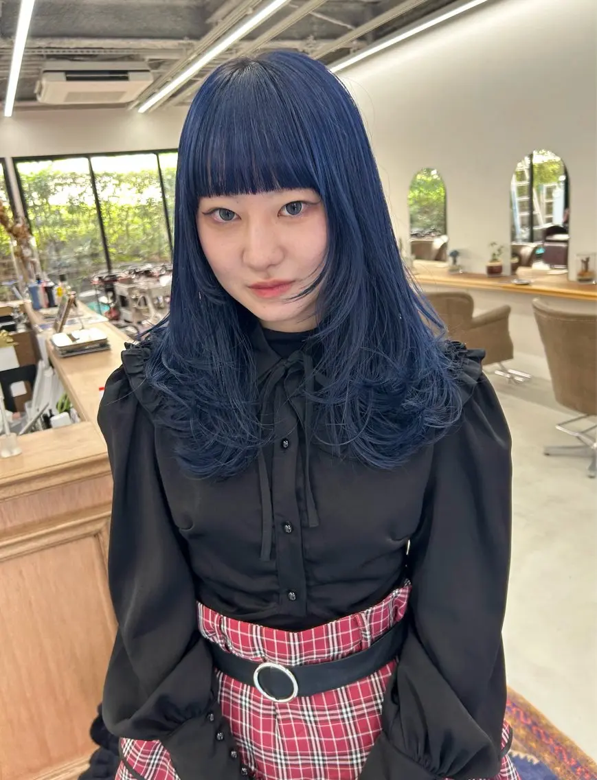 セミロング カラー パーマ ヘアアレンジ ブリーチ ブルーカラー ブルージュ レイヤーカット デザインカラー/ボブ ブリーチカラー/ユリのヘアスタイル