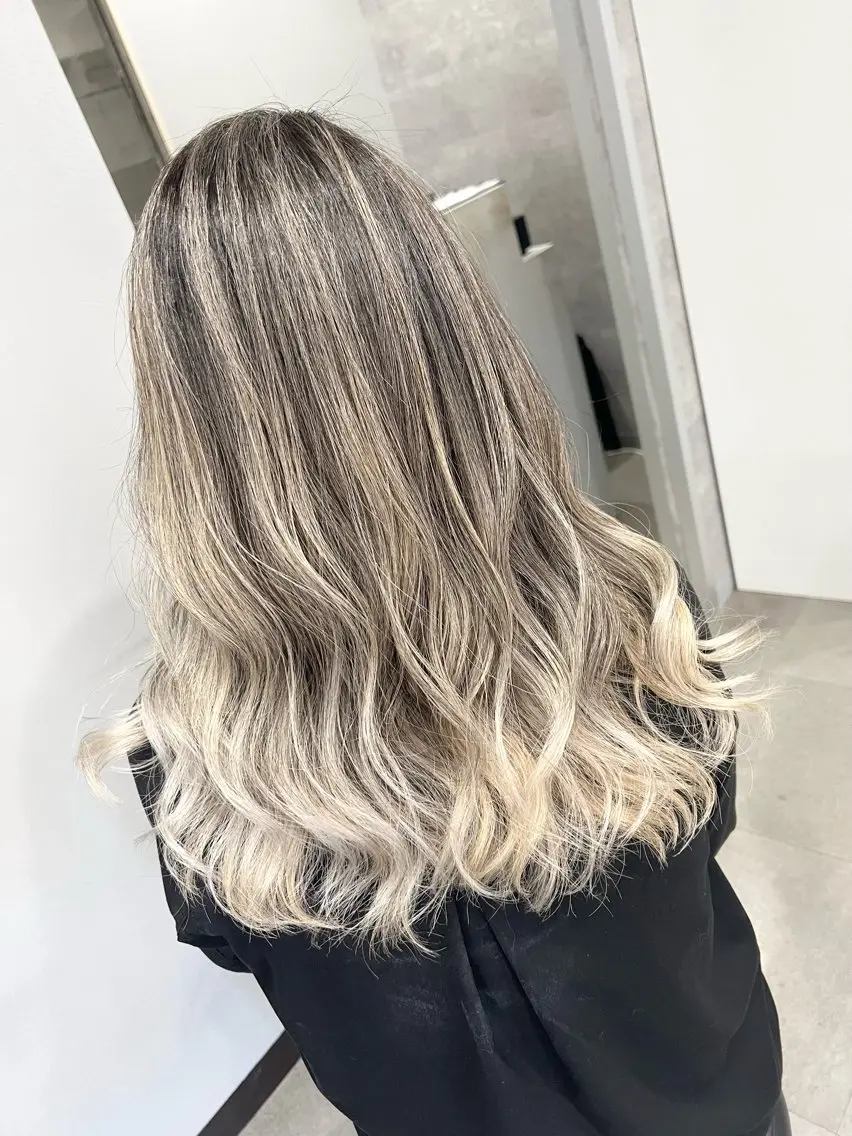 ロング カラー バレイヤージュ ベージュカラー ホワイトベージュ レイヤーカット 寺嶋 貴大のヘアスタイル