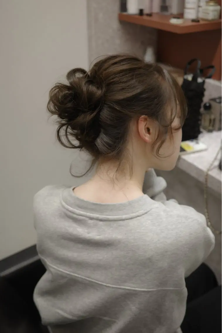 セミロング カラー ヘアアレンジ お団子ヘア hiide sisiのヘアスタイル