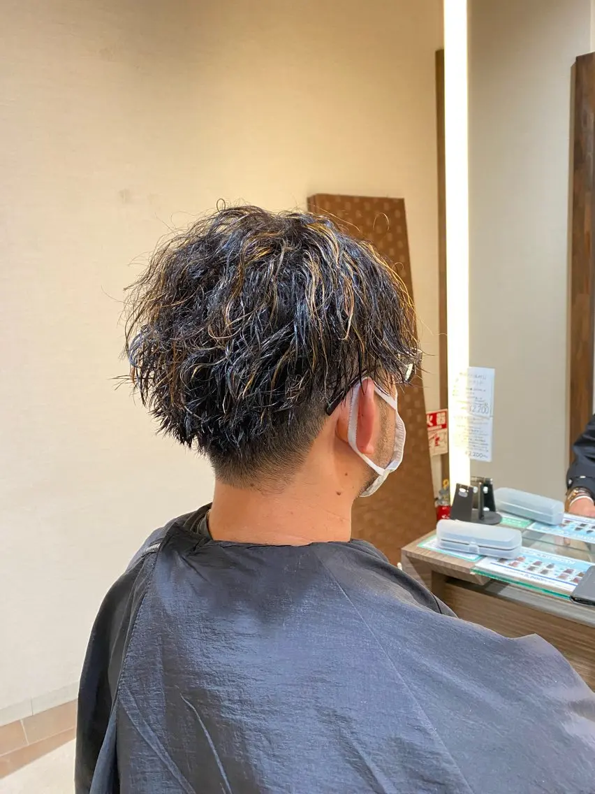 カラー パーマ メンズ カット ヘアカラー スパイラル波巻き パーマ井本汰壱のヘアスタイル