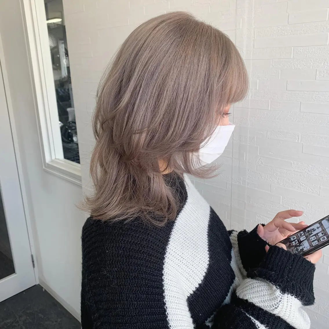 セミロング カラー グレージュ ミルクティーグレージュ ウルフカット 袴田 伊代のヘアスタイル