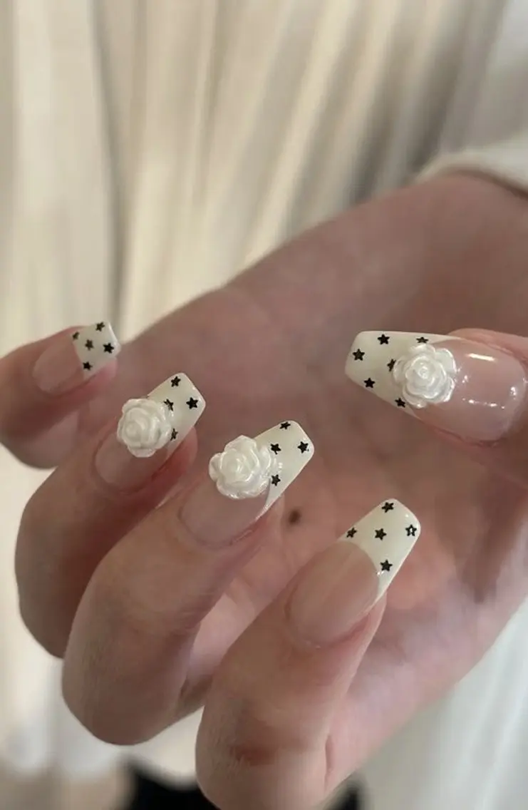 ネイル チークネイル フレンチネイル ジェルネイル ガーリー キラキラネイル ハンドネイル UM Nail Salonのネイルデザイン