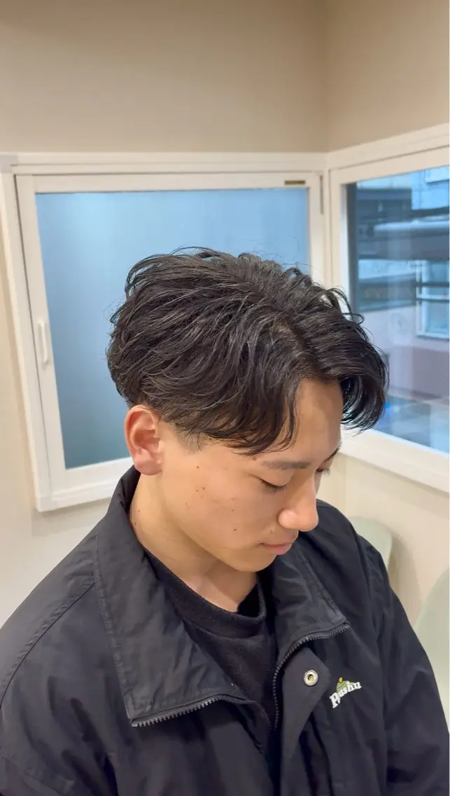 ミディアム メンズ ミディアムパーマ センターパート メンズパーマ 学生（メンズ向け） 学生 年間指名数1000↑ 🔥メンズ特化/武蔵のヘアスタイル