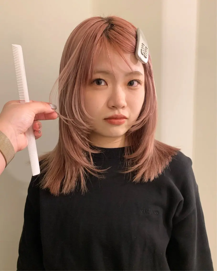 セミロング カラー ブリーチ ピンクカラー 落合希 Olivebeigeのヘアスタイル