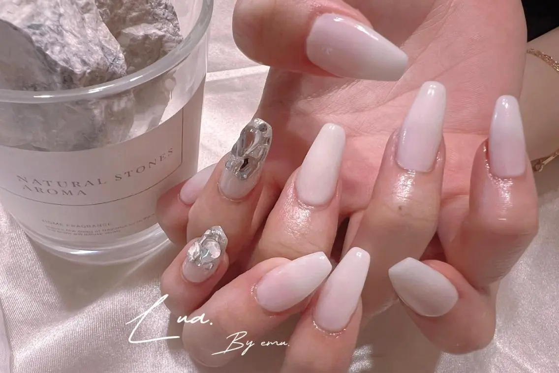 ネイル ハンドネイル 🫧Lua.nail 🍒emuのネイルデザイン