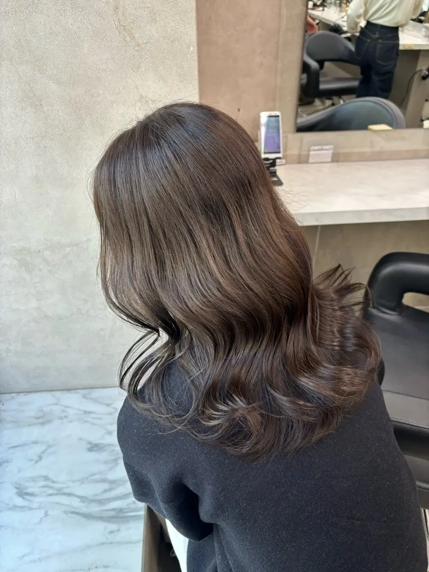 セミロング カラー 抜け感レイヤー︴ ニュアンスカラーのヘアスタイル