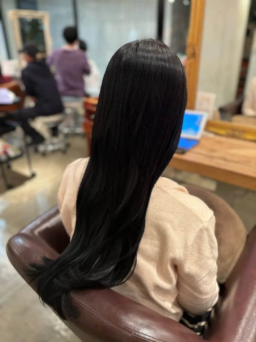 カラー 黒髪 ブリーチ ブルーカラー ブルーブラック 透明感カラー 髪質改善カラー ベージュ🤎YUMEのヘアスタイル