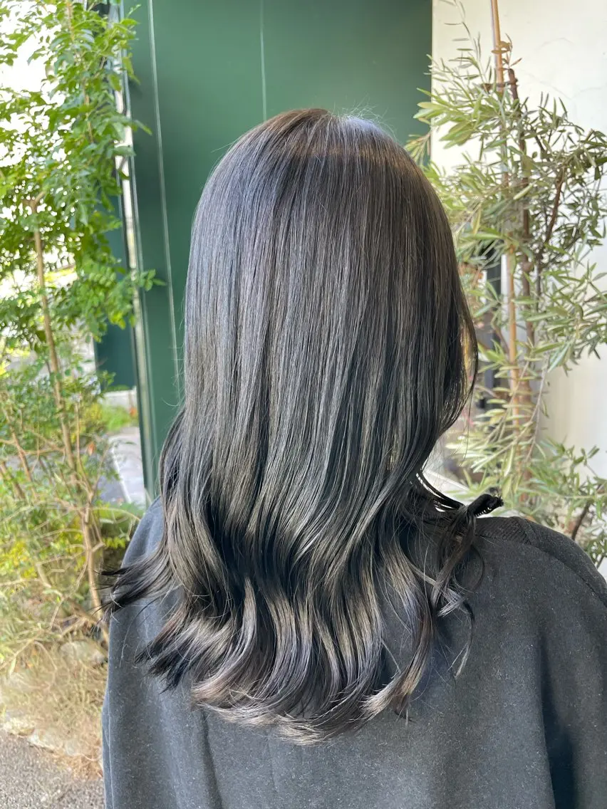 セミロング カラー グレージュ オリーブグレージュ オリーブグレー 山下 襟華のヘアスタイル