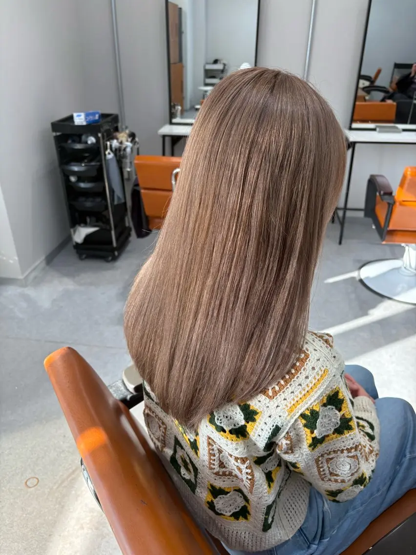 セミロング カラー ベージュカラー ブリーチ ヘアカラー 黒川 綾音のヘアスタイル