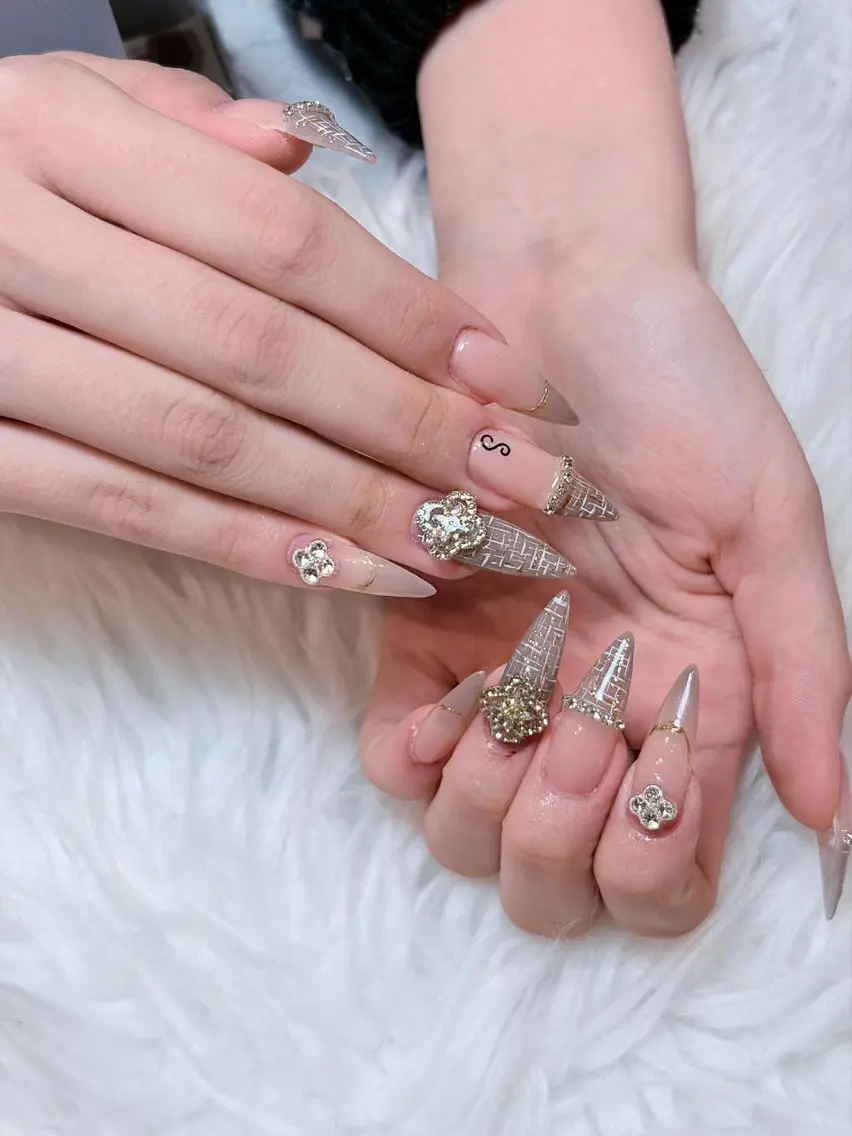 ネイル チークネイル ドット フレンチネイル グラデーション ハート Eli Muse 新宿ネイルのネイルデザイン