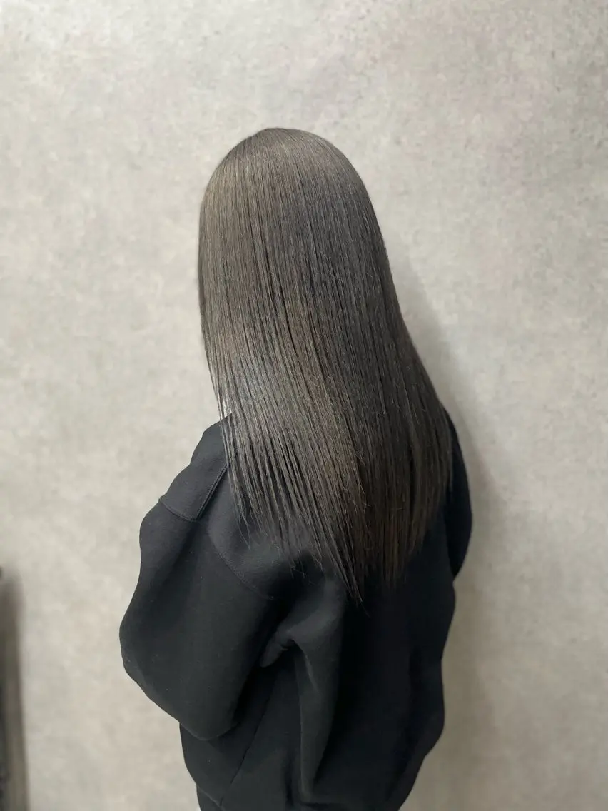 セミロング カラー ブリーチ 透明感カラー グレージュ 鈴木 七海のヘアスタイル