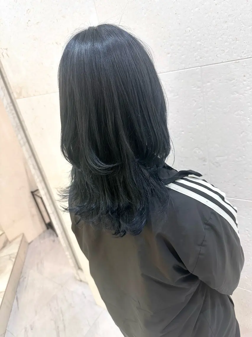セミロング カラー ブルーカラー ブルーグレー 安田 柚月のヘアスタイル