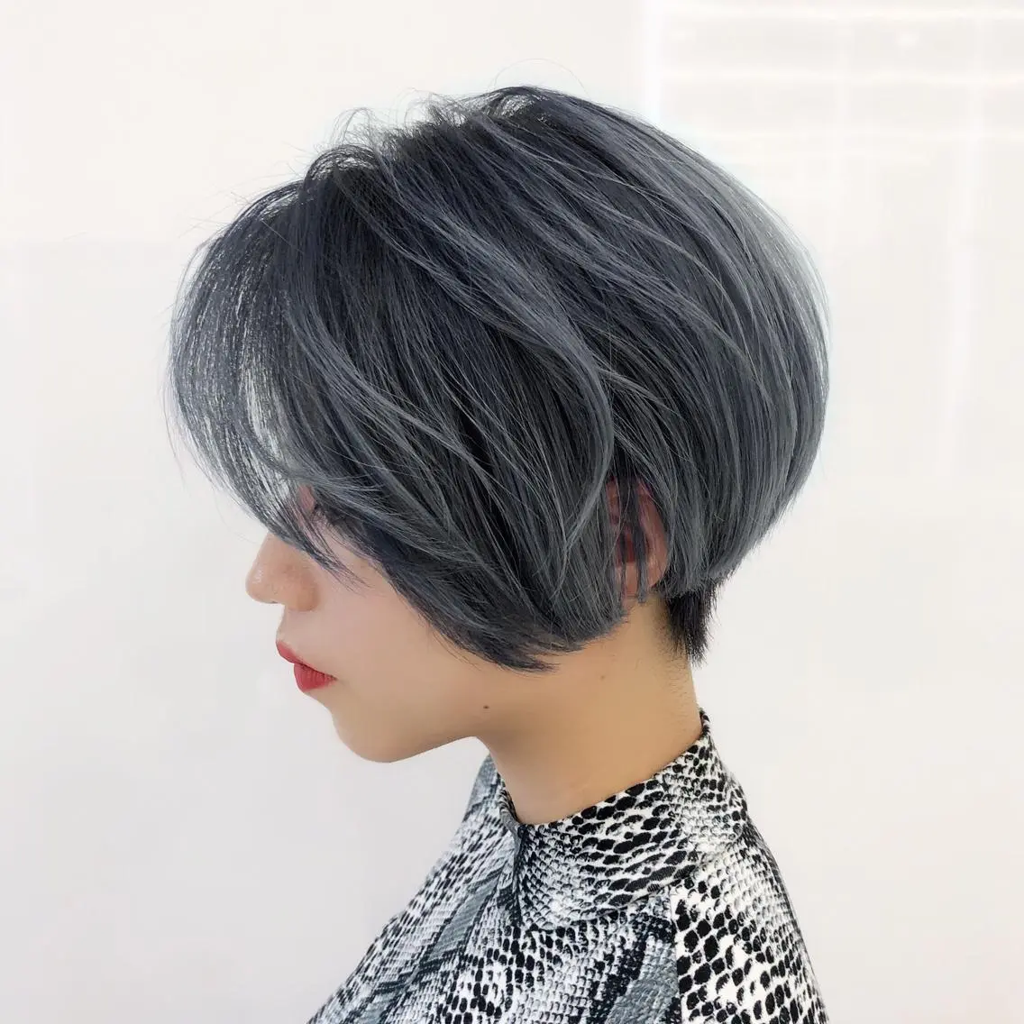 ショート カラー 趙 英来のヘアスタイル