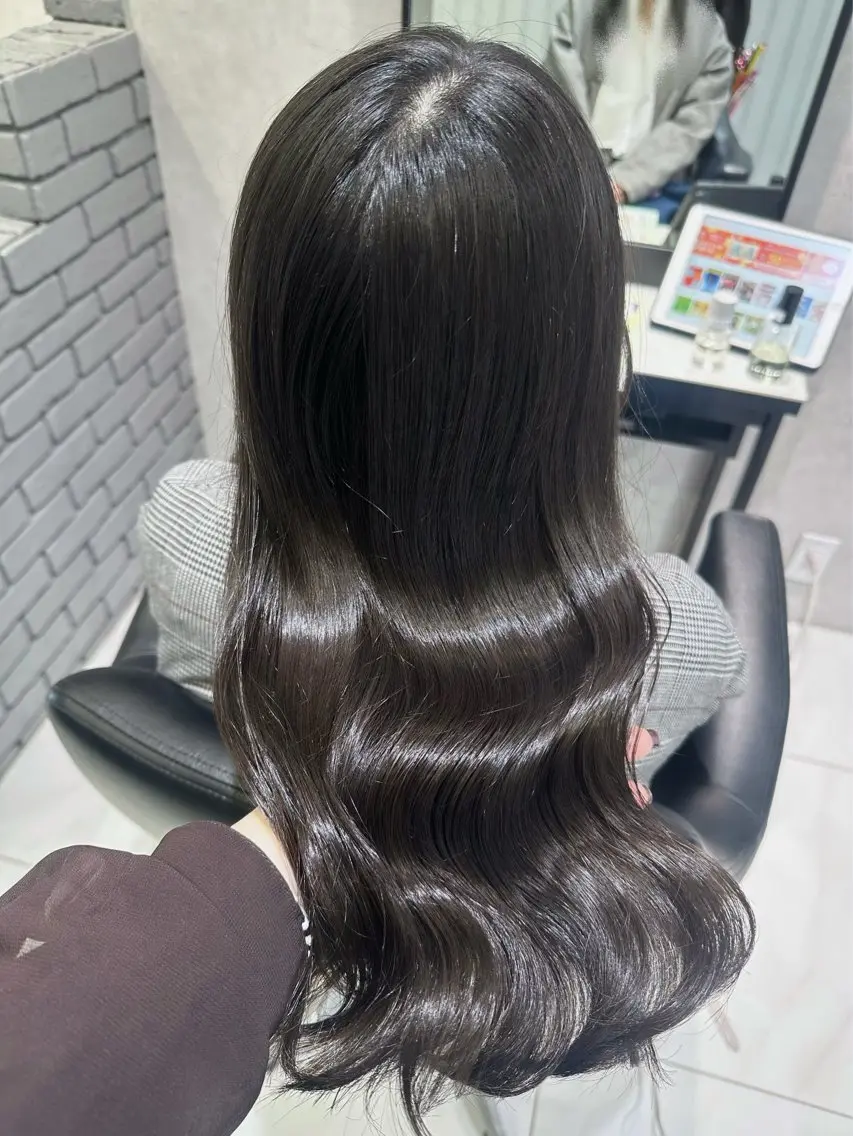 セミロング カラー 岡田まみ🍒🤍 透明感カラーのヘアスタイル