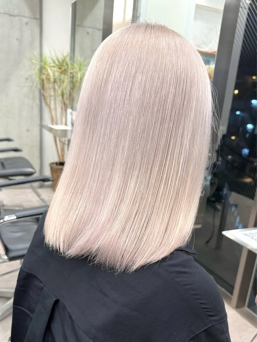 ミディアム ヘアカラー ハイトーン💎 ホワイトベージュ坪谷のヘアスタイル