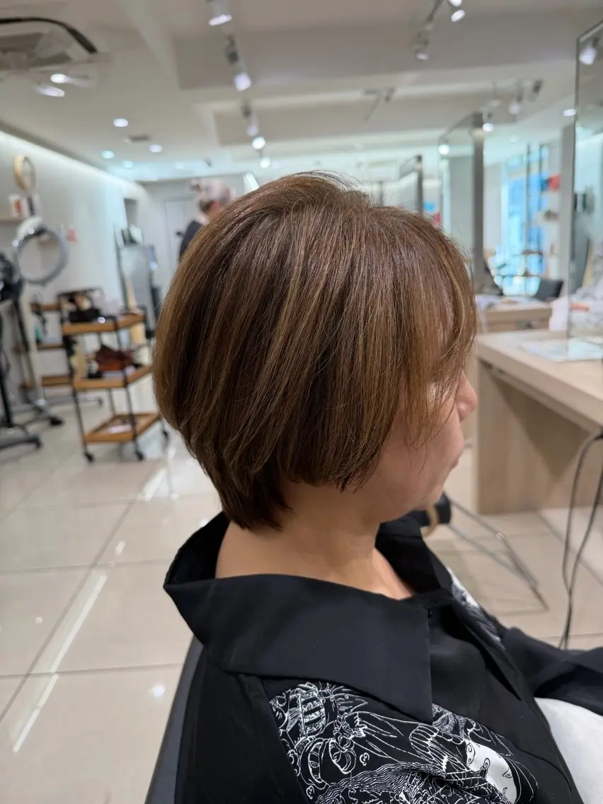 ショート カラー ベージュカラー 透明感カラー ハイライトカラー シルバー シルバーベージュ カット ヘアカラー トリートメント 巖本 真希のヘアスタイル