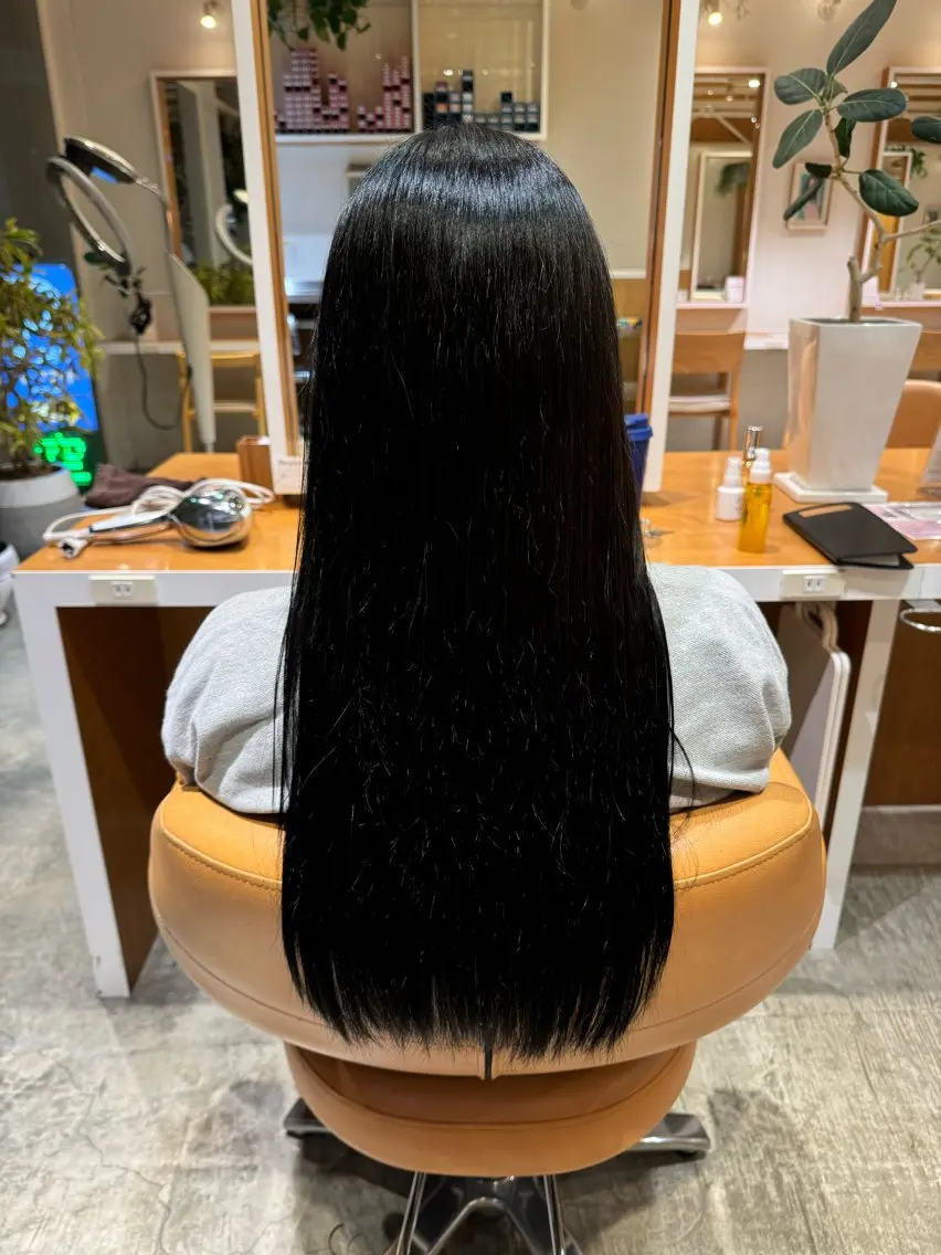 ロング カラー 黒髪 ブリーチ ブルーカラー ブルーブラック 田宮 優斗のヘアスタイル