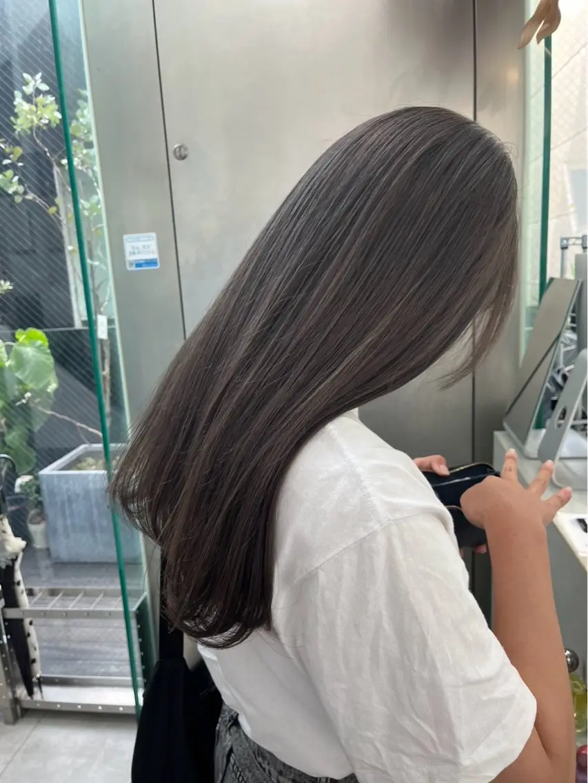 ロング カラー ブリーチ ダークグレー ヘアカラー トリートメント CHERIEブリーチ ダブルカラー 天神のヘアスタイル