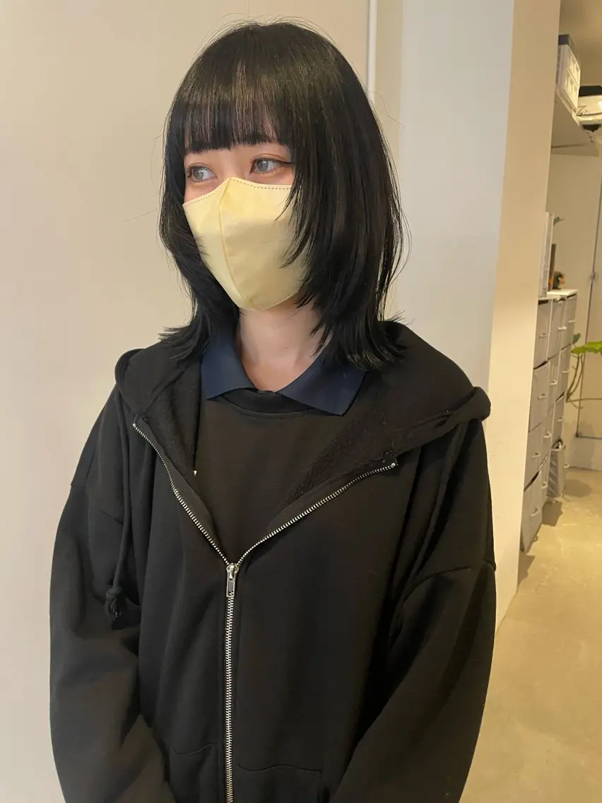 ミディアム カラー 黒髪 ブルーカラー ブルーブラック 透明感カラー 韓国風カラー カット ヘアカラー トリートメント MIU/ルーツカラー 顔まわりレイヤーのヘアスタイル