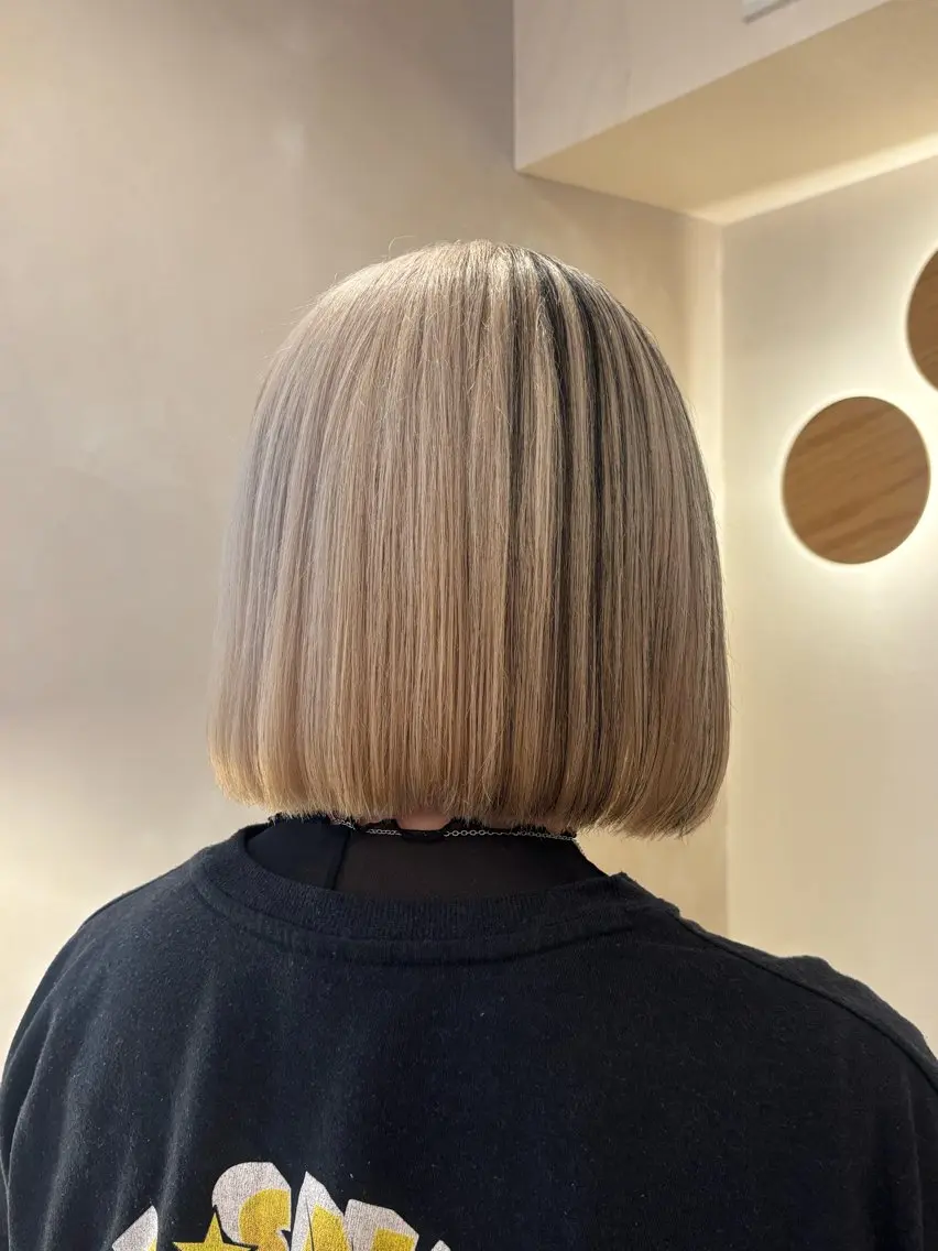 ミディアム カラー ベージュカラー 黒髪 ホワイトベージュ カット ヘアカラー シンバヒナノ/パーマ レイヤー/髪質改善のヘアスタイル