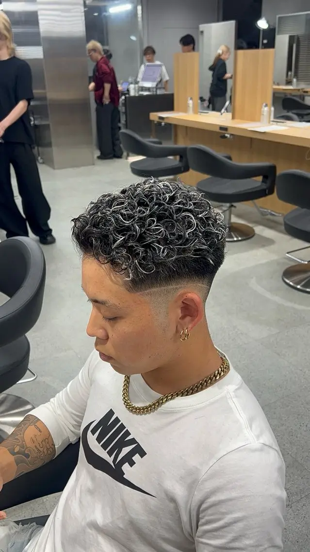 セミロング カラー パーマ セミロングパーマ メッシュ カット ヘアカラー パーマ 🔥メンズ特化🔥 フェード職人/匠翔のヘアスタイル