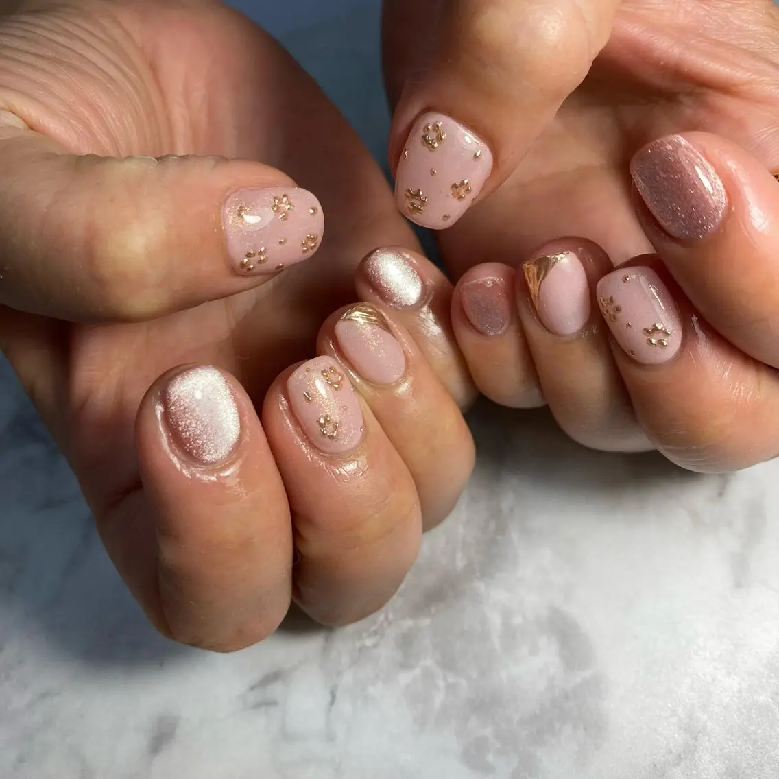 ミディアム ネイル 韓国風ヘア アートネイル フラワーネイル ジェルネイル キラキラネイル nail salon Revymoreのネイルデザイン