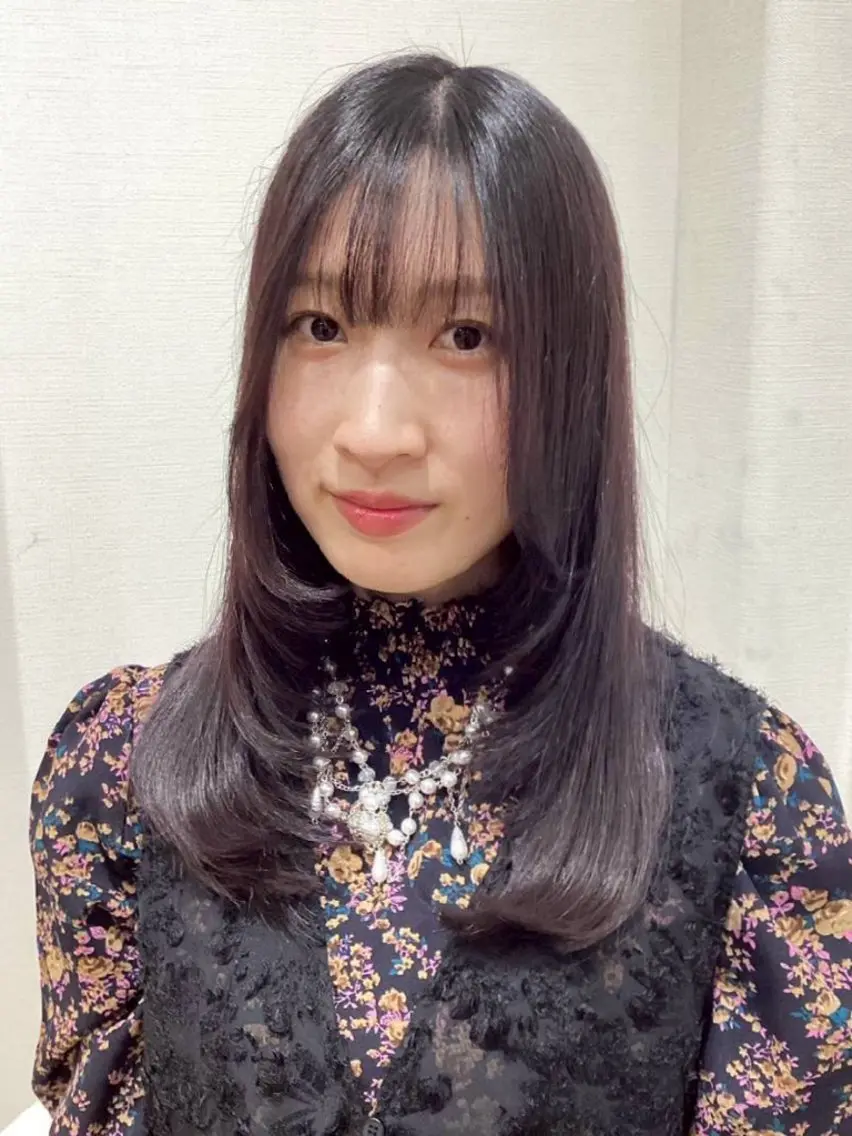 セミロング レイヤーカット グラスヘアー石垣 渕 七海のヘアスタイル