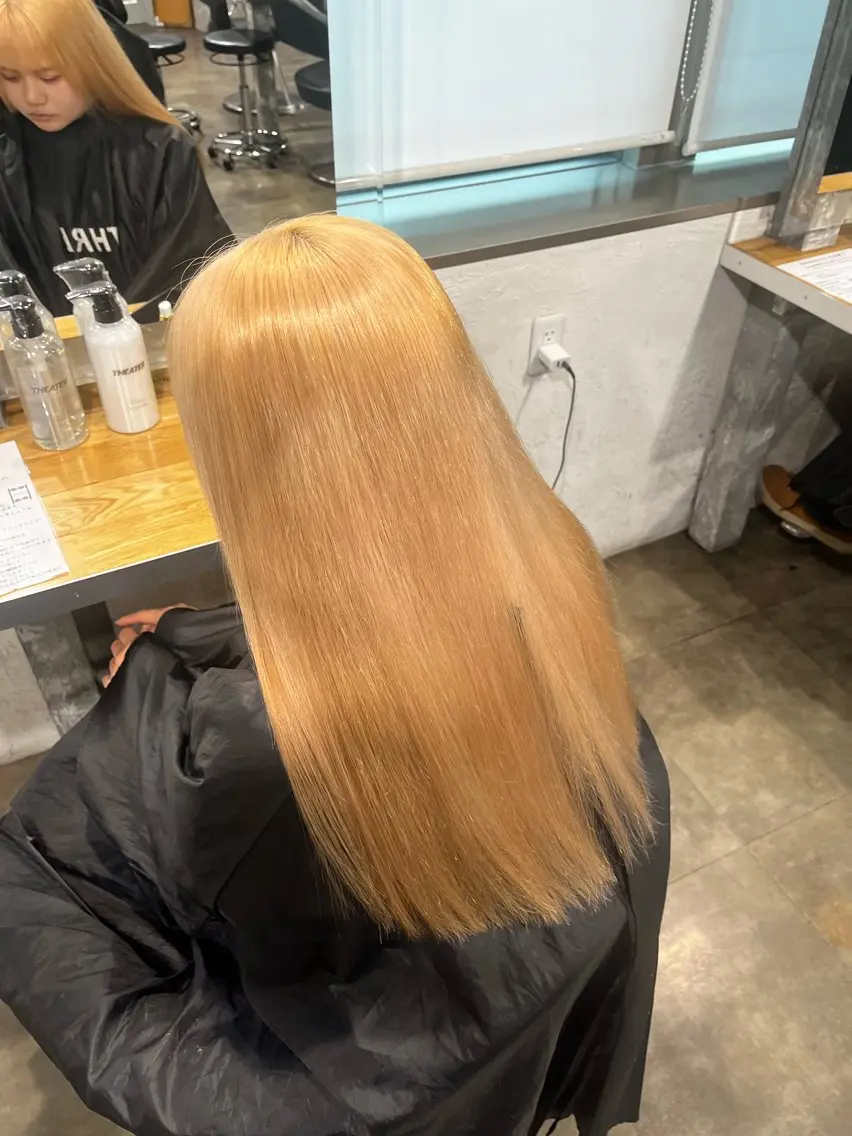 ロング ヘアカラー ハイトーンカラー 🦄レイヤーカットのヘアスタイル