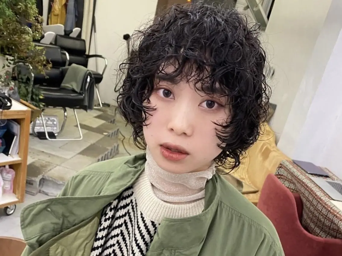 ショート 切りっぱなしボブ ボブ ウルフカット qiieダブルカラー イルミナカラーのヘアスタイル