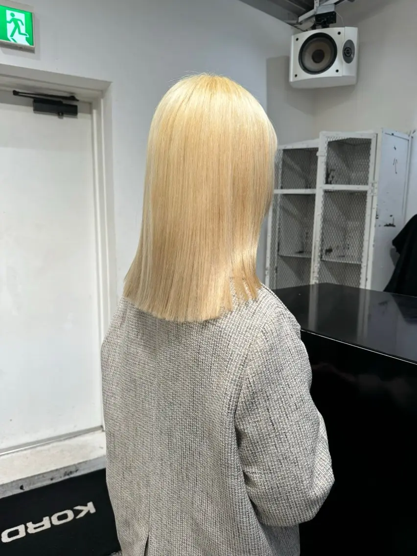 セミロング カラー ヘアアレンジ ブリーチ 抜きっぱなしブロンド ブロンド ホワイトブロンド ヘアカラー トリートメント 艶ハイトーン/ヘア アレンジAYAKAのヘアスタイル