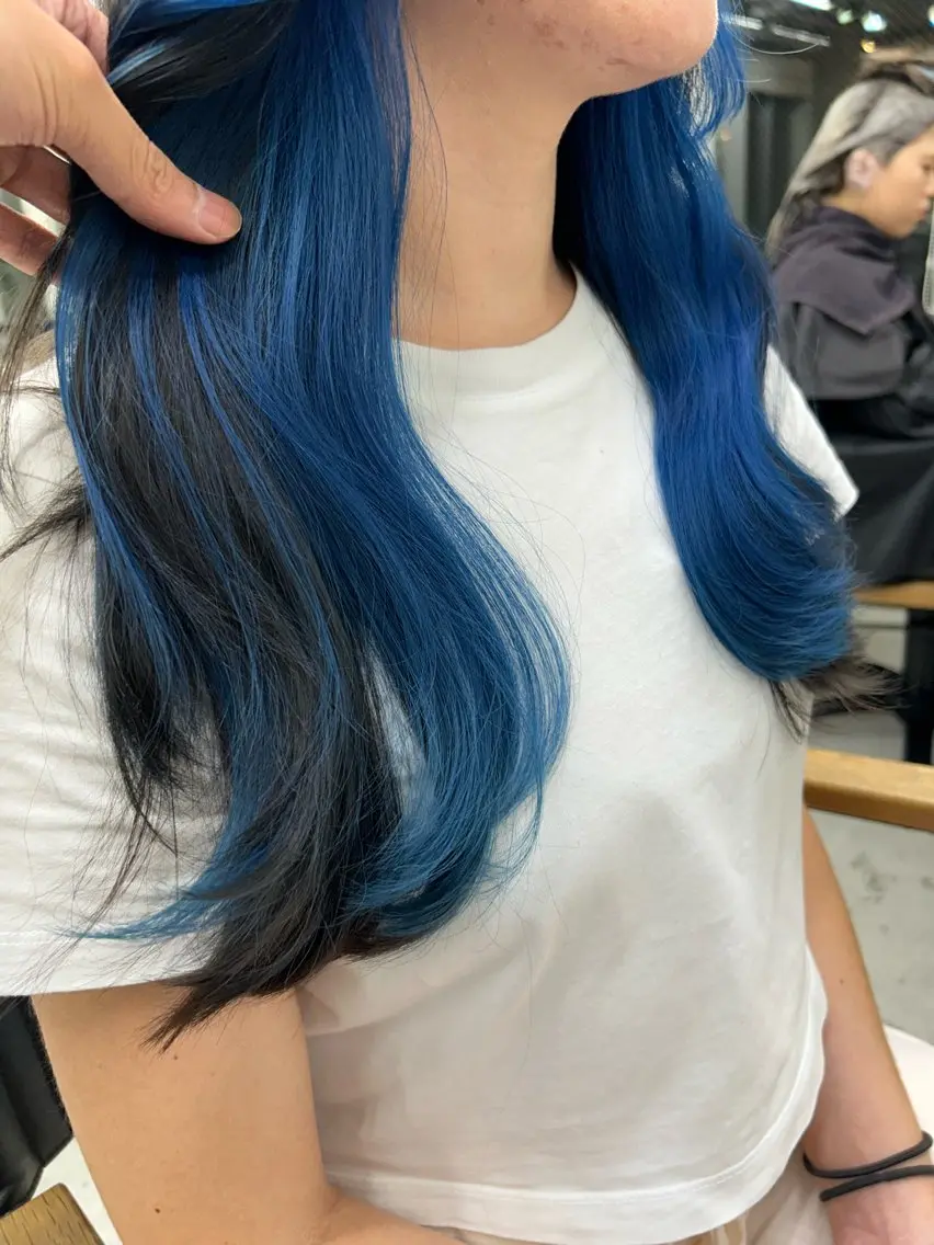 セミロング カラー ブルーカラー イヤリングカラー インナーカラー ネイビーカラー トリートメント ヘアカラー トリートメント ヘアセット RYOSUKE ハイトーンのヘアスタイル