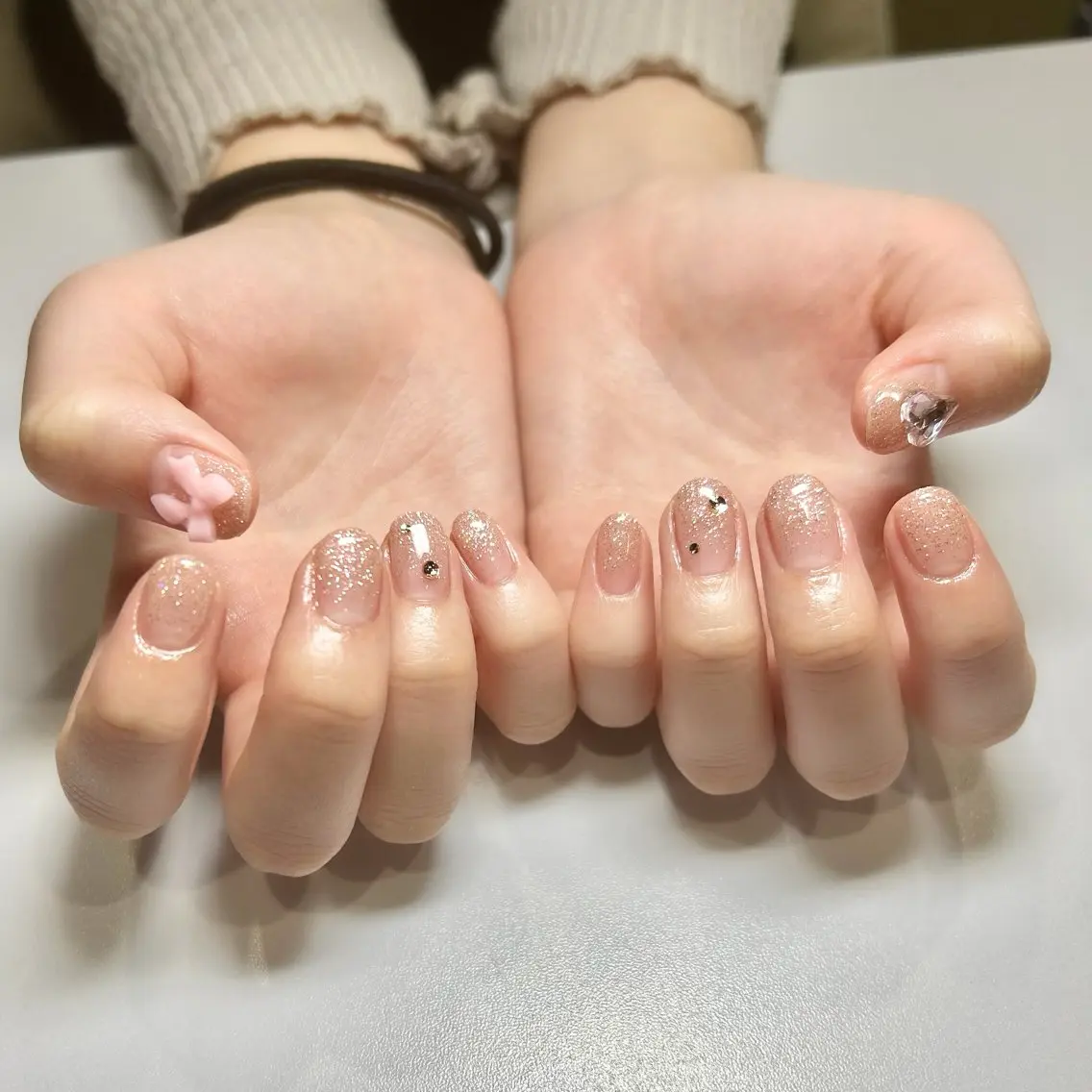 ネイル グラデーション ラメ(グリッター) ラメグラデーション ストーンネイル ハンドネイル welina Miyukiのネイルデザイン
