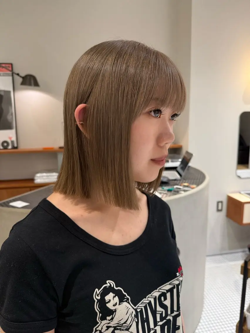 ミディアム カラー ベージュカラー ブリーチ ミルクティーベージュ カット ヘアカラー トリートメント コノカ/暖色カラー/ 透明感カラーのヘアスタイル