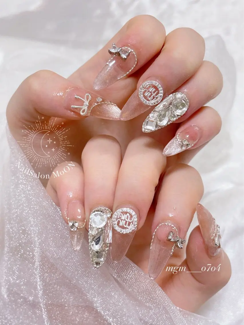 MoON...❤︎ MeGuのネイルデザイン