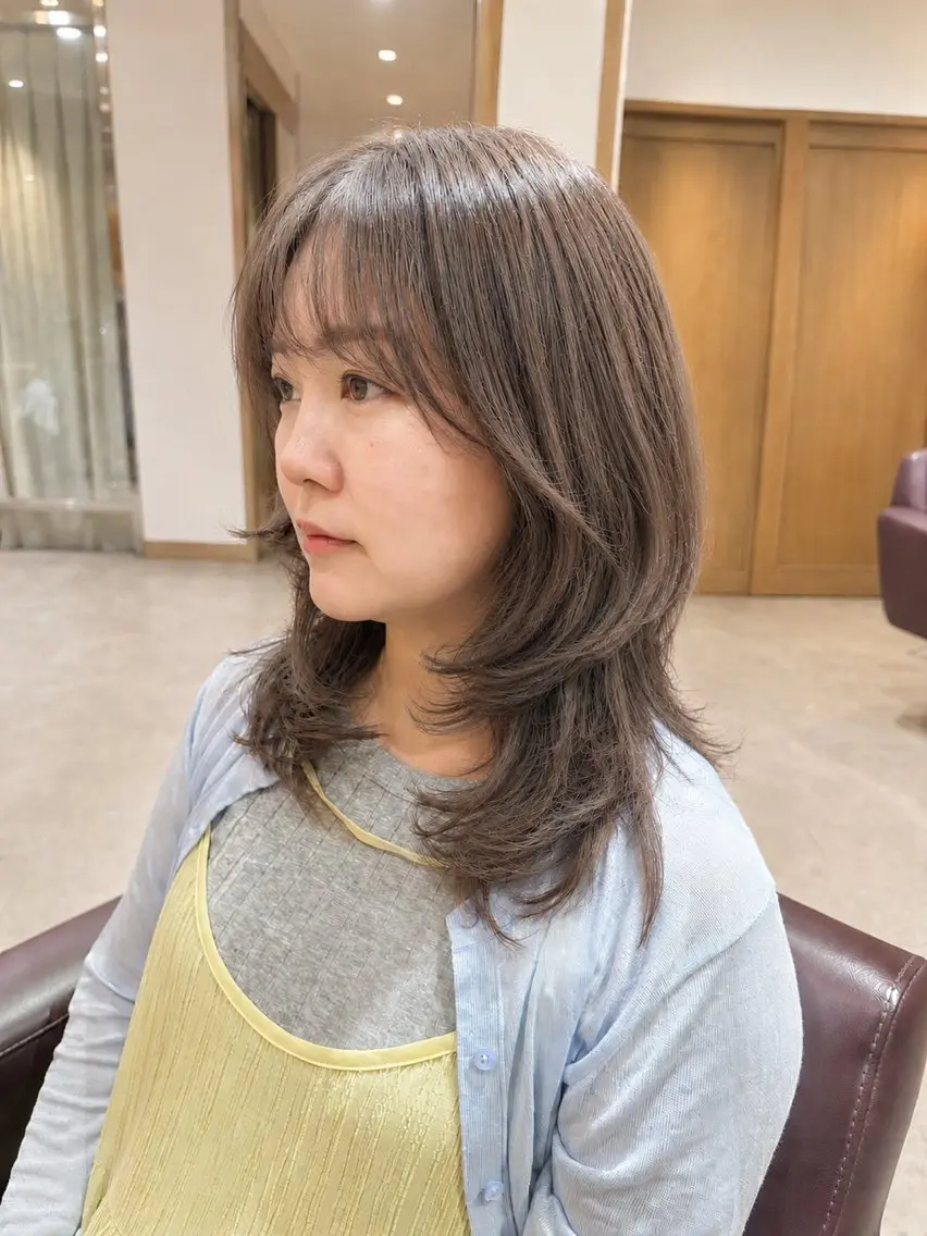ミディアム アッシュ ハイライト レイヤーカット 横山 美由紀のヘアスタイル