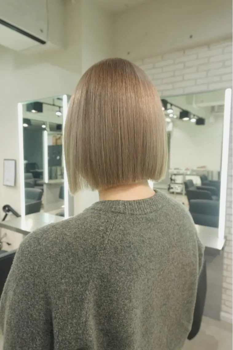 ショート カラー ブリーチ グレージュ ボブ Airi 韓国y2k ハイレイヤーのヘアスタイル
