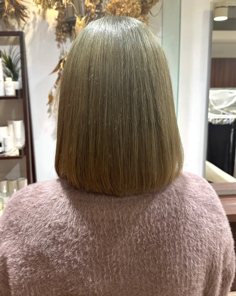 ミディアム イエローカラー ボブ 外ハネヘア 宇都 唯のヘアスタイル
